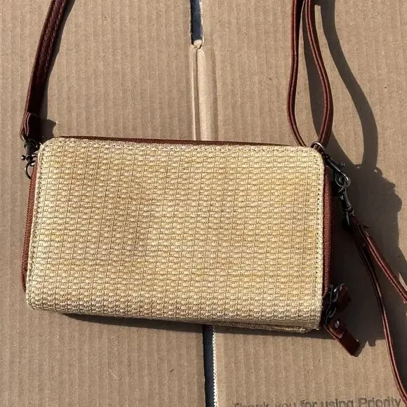 Bueno Solid Woven Flap Pocket Crossbody Bag - Picture 2 of 8